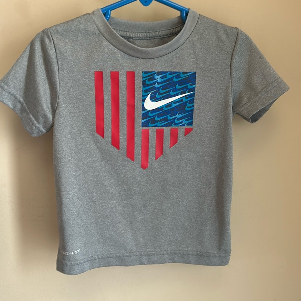 Nike Toddler Boys 2T Shorts Sleeve Shirt